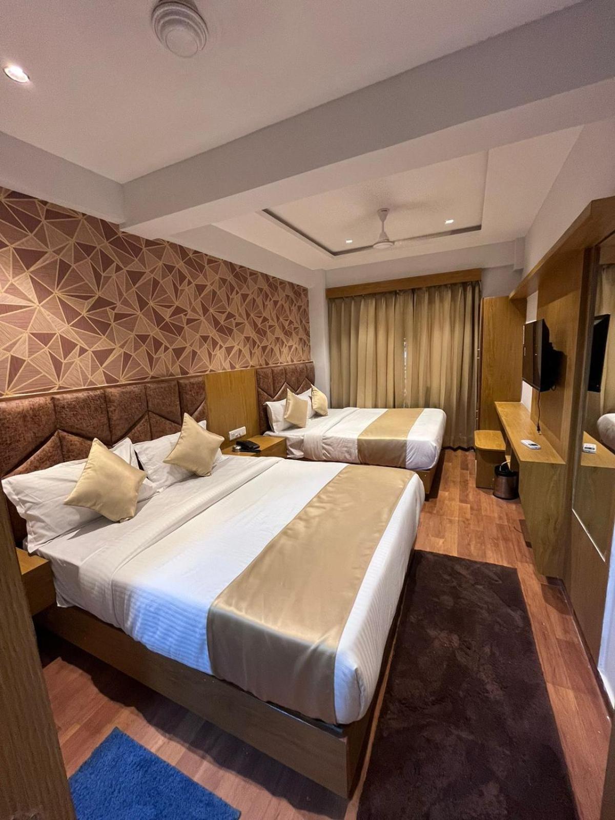 Hotel Phoniex Amhedabad Oda fotoğraf