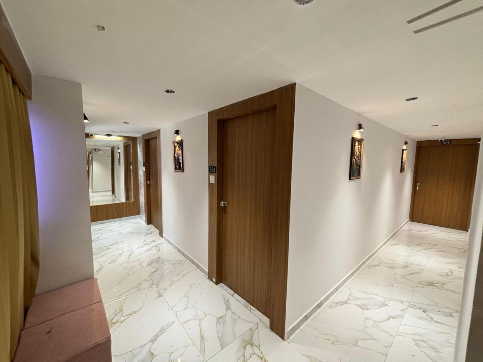 Hotel Phoniex Amhedabad Dış mekan fotoğraf