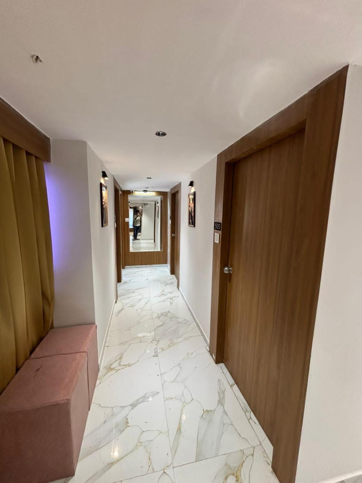 Hotel Phoniex Amhedabad Dış mekan fotoğraf