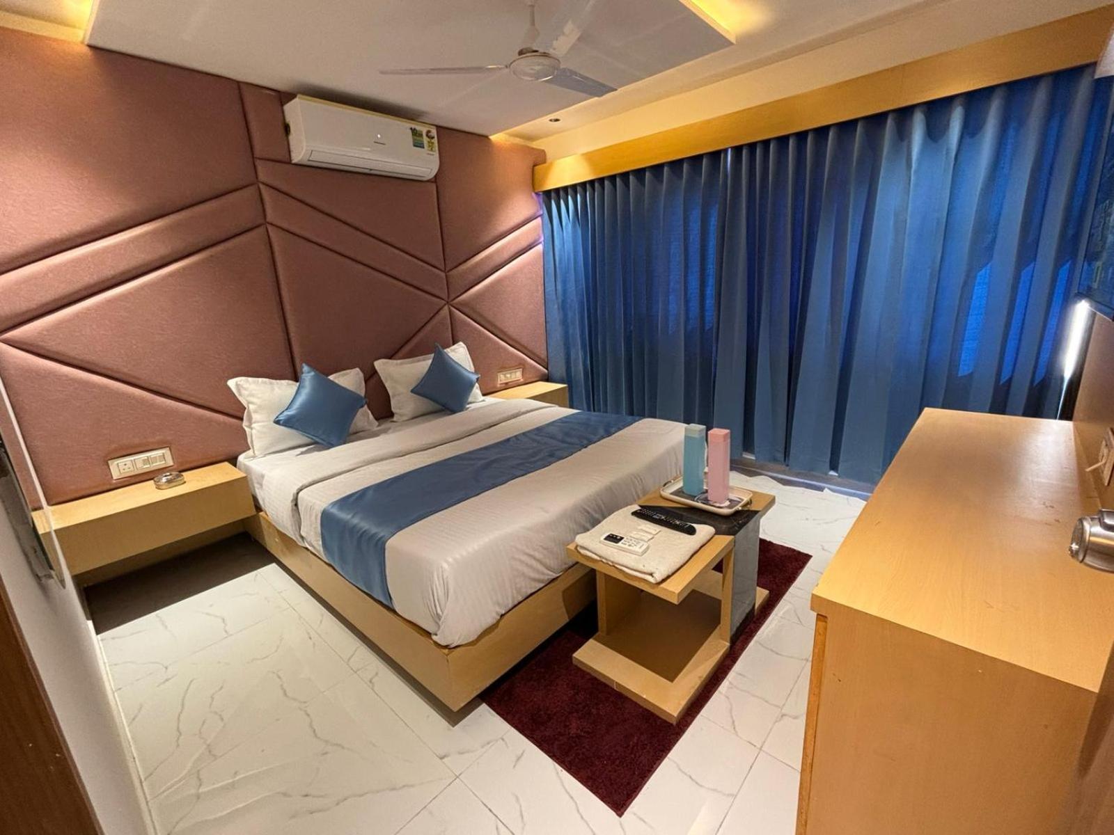 Hotel Phoniex Amhedabad Dış mekan fotoğraf