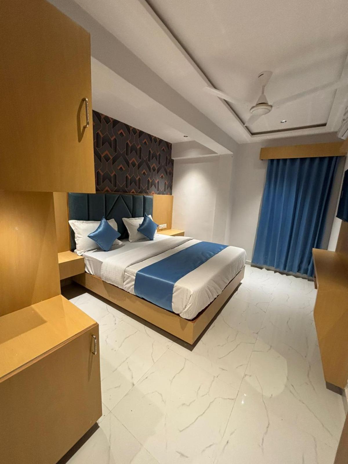 Hotel Phoniex Amhedabad Dış mekan fotoğraf