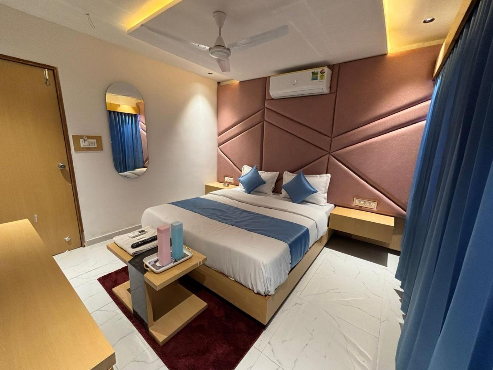 Hotel Phoniex Amhedabad Dış mekan fotoğraf