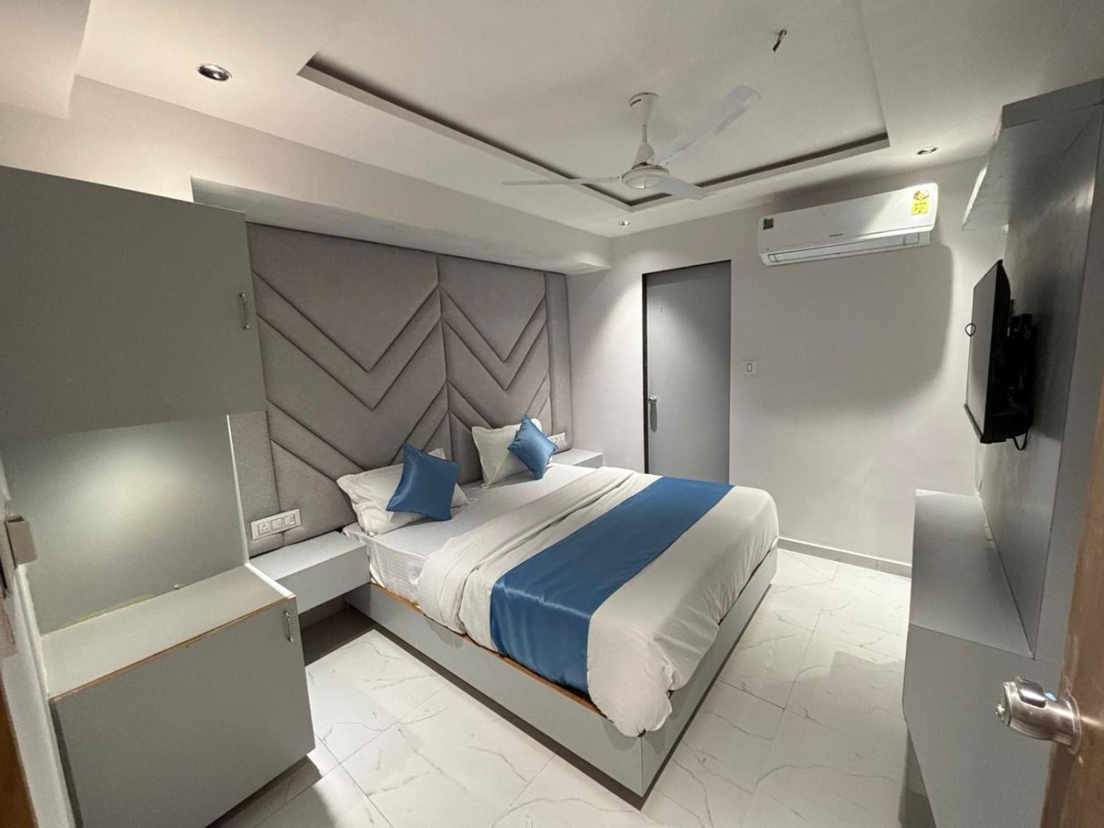Hotel Phoniex Amhedabad Dış mekan fotoğraf